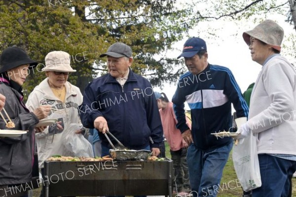 バーベキューで談笑する帯広身体障害者福祉協会員ら（３日１１時２０分ごろ、緑ケ丘公園）