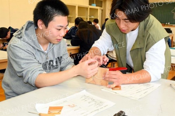 エゾシカ革で自分だけの名刺ケース作り　池田高校