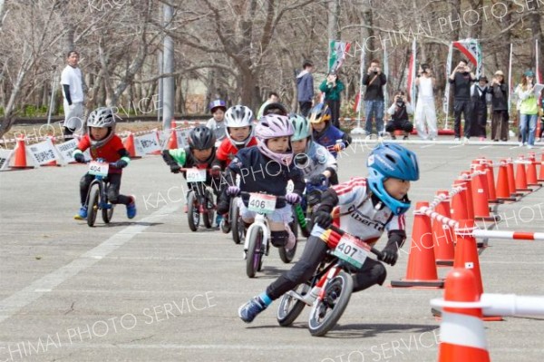 子どもも親もエキサイト！　広尾でランバイク大会～写真特集