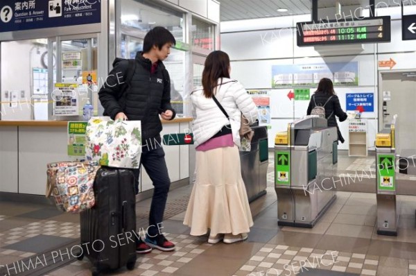 帰省客でにぎわうＪＲ帯広駅（５日午前１０時ごろ、須貝拓也撮影）