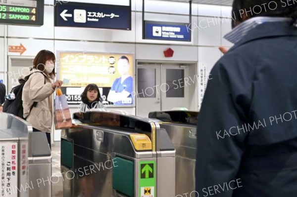 ＪＲ帯広駅の改札口で別れを惜し帰省客（５日、須貝拓也撮影）