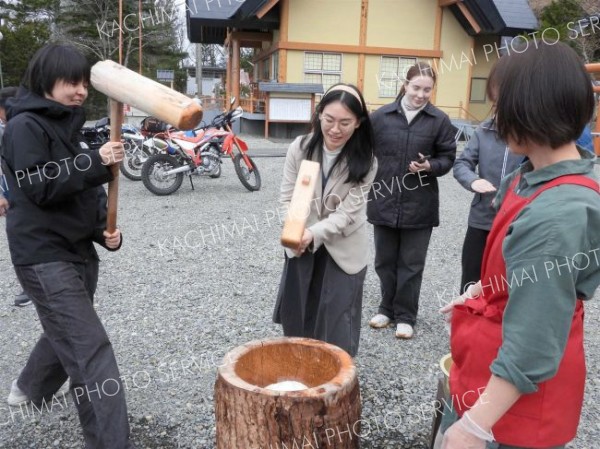 モニターツアーでは日本の伝統文化のもちつき体験も用意された