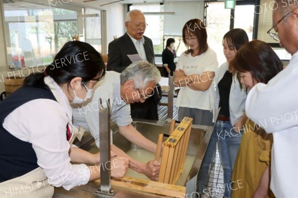 美濃和紙の技　繊細で奥深く　士幌児童は「卒業証書」製作～ツアー同行記（下）