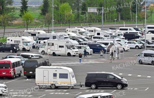 キャンピングカーでにぎわう「道の駅おとふけ」の利用客（６日、金野和彦撮影）