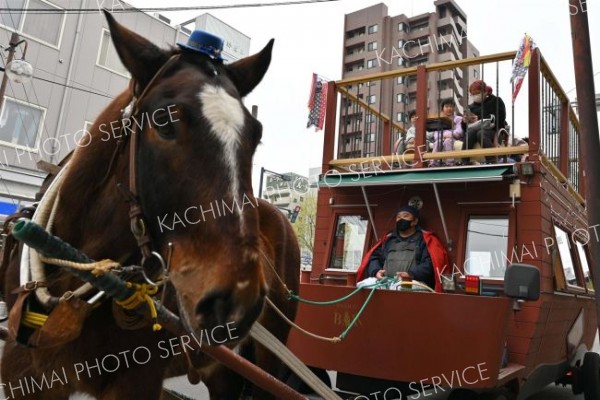 子どもたちを乗せて昼間に運行した馬車ＢＡＲ（５日、須貝拓也撮影）