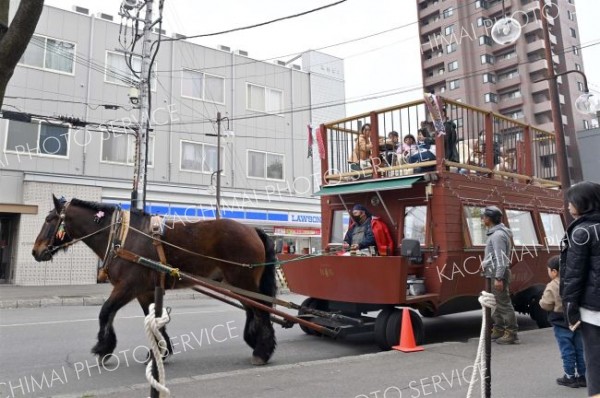 子どもたちを乗せて出発する馬車ＢＡＲ（５日、須貝拓也撮影）