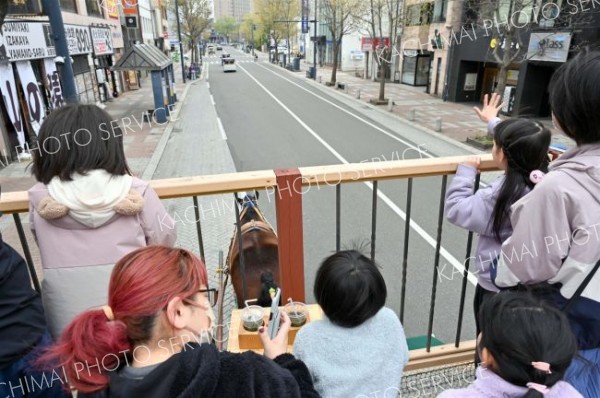 馬車の上から手を振る子どもたち（５日、須貝拓也撮影）