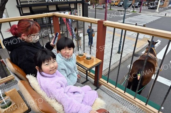 子どもたちを乗せて市街地をゆっくりと進む馬車ＢＡＲ（須貝拓也撮影）