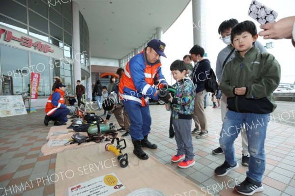 帯広消防署の署員から備品の説明を受ける子どもたち（助川かおる通信員撮影）