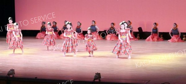 フラダンスや吟剣詩舞など１７団体　華やかに舞の響演　市民芸術祭