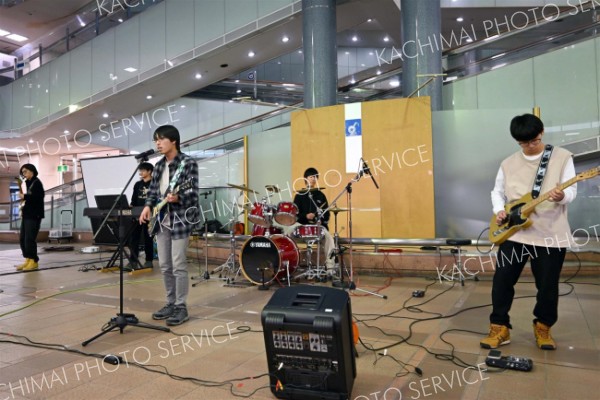 旧長崎屋帯広店で開かれた高校生バンドによるライブに出演したルネッツ