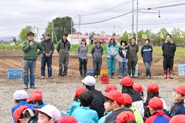 帯川西小で児童がナガイモの種植え（９日、金野和彦撮影）