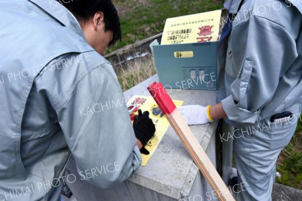 看板設置の準備をする市の担当者（帯広市西１９南４１付近、午前１０時４５分ごろ）