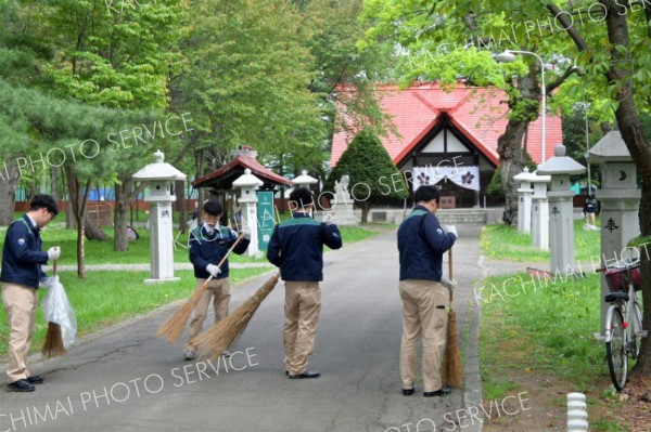 宮坂建設工業が帯廣神社で奉仕活動