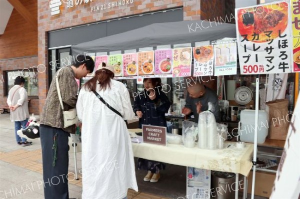 タイのエスニック料理ガパオライス道の駅で販売し、にぎわう　士幌