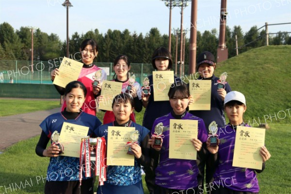 女子入賞ペア。前列左から優勝した