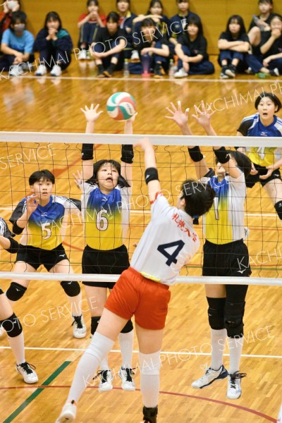 【女子決勝・下音更―札幌大谷】競り合った第１セット、下音更の（６）小林愛生と（１）阿蘓琴羽がブロックに跳ぶ。後方左は（５）坂本みなみ、同右は（４）渡邊麻妃