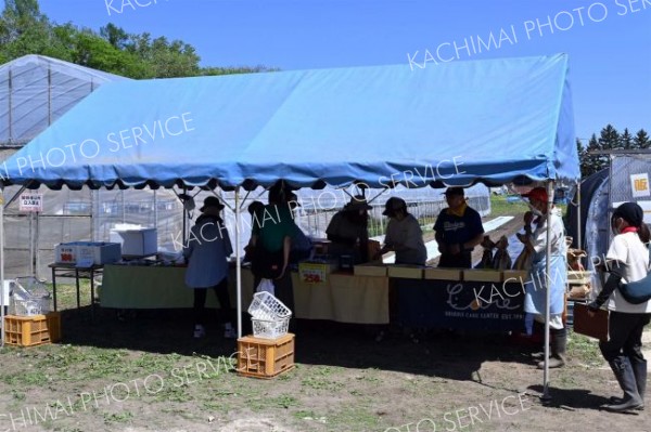 食べ物の屋台（１８日午前１０時３５分ごろ、帯広ケア・センター）