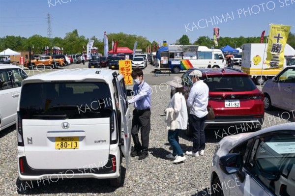 目当ての車を求めて朝から多くの人が訪れている