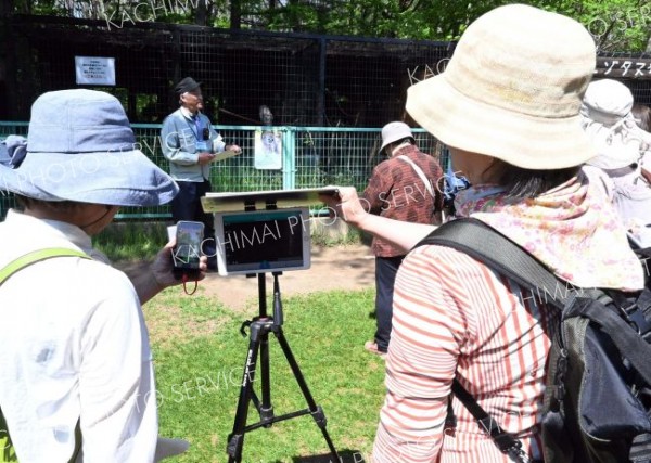 難失聴でもガイド楽しみたい　動物園でアプリや筆談体験会