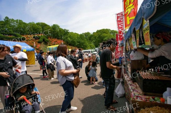 終日、混雑した「満腹食い倒れ市場」。焼きそば、フランクフルトなどを買い求める来場者の列ができた。