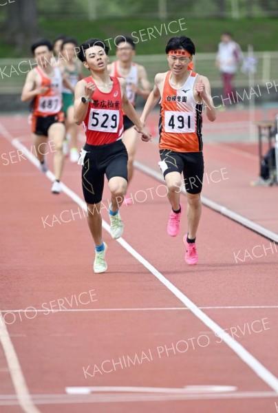 【男子８００メートル】ゴール前で競り合う優勝した山田和生（左、帯柏葉）と２位（白樺学園）