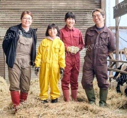 牛に愛情を注ぎながら酪農業に励む（右から）古田さん、娘の菜々実さん、陽莉さん、妻のさおりさん