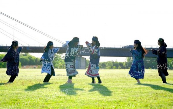 札幌ウポポ保存会と千歳アイヌ文化伝承保存会の合同による鶴をイメージした舞「ハララキ」。一列になって向かい合い、手を広げたり閉じたりして踊った