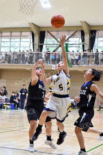 【女子決勝・札南ラビッツ―芽室ホルックス】第３クオーター、ゴール下でシュートを放つ札南の（５）前田花音