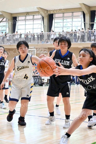 ルーズボールを追う札南ラビッツと芽室ホルックスの選手たち