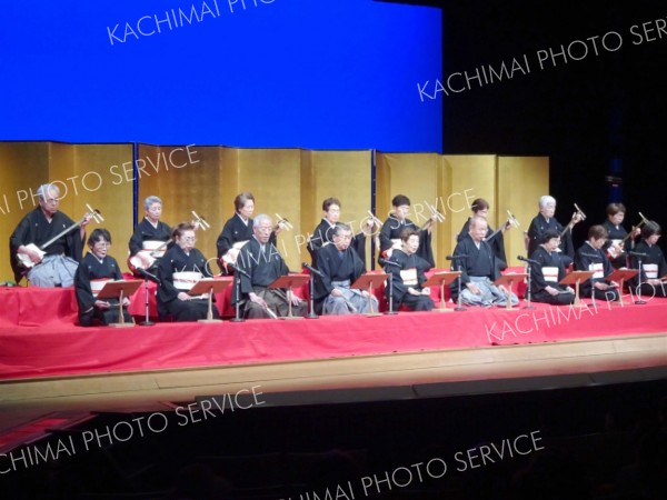 開幕で長唄「鶴亀」を披露する華精会