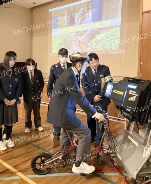 本別高校生が交通安全学ぶ　自転車シュミレーターなど模擬体験