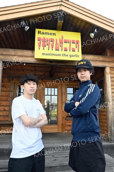 二郎系ラーメンの専門店を開業した高城さん（右）と冨岡さん