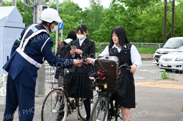 自転車もヘルメットを　通学の高校生に啓発　帯広署