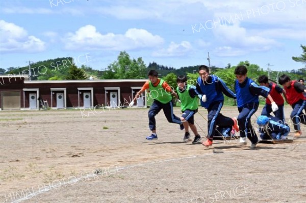 男子生徒による「浦中バンバ」は迫力満点（５月２５日、浦幌中学校。澤村真理子撮影）