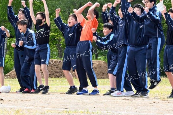 チームの勝利に応援席で喜びを爆発（５月２５日、浦幌中学校。澤村真理子撮影）
