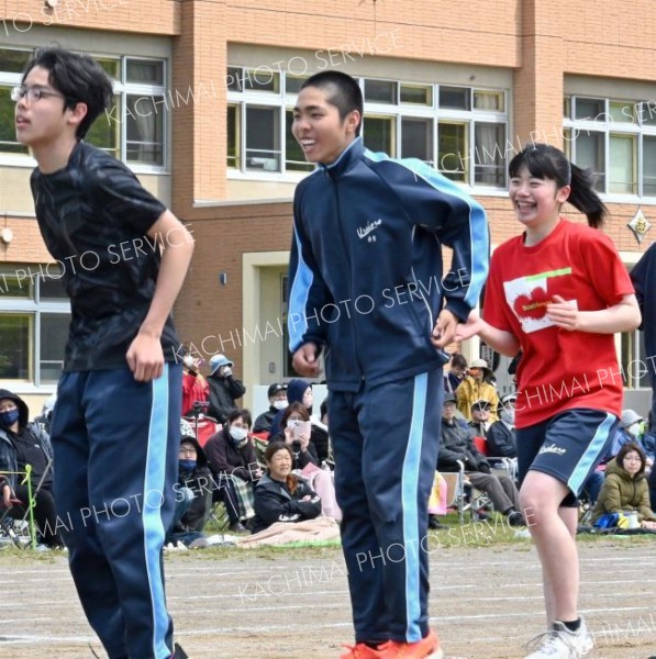 仲間と息を合わせて挑む「チームジャンプ」。競技中でも良い笑顔（５月２５日、浦幌中学校。澤村真理子撮影）