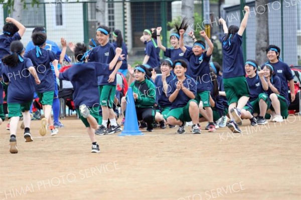 大縄跳びで目標回数を跳び、喜ぶ生徒（１日、帯広第五中学校。長尾悦郎通信員撮影）