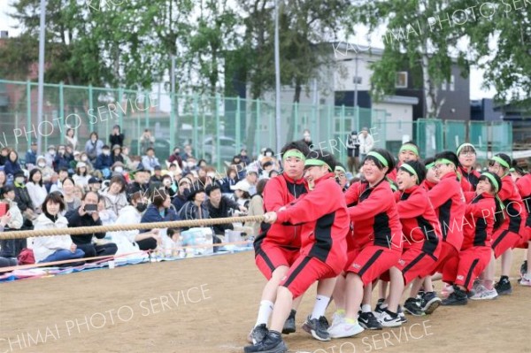 懸命に綱を引く生徒を保護者が見守る（１日、帯広第五中学校。長尾悦郎通信員撮影）