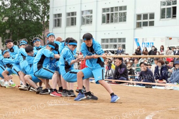 懸命に綱を引く生徒を保護者が見守る（１日、帯広第五中学校。長尾悦郎通信員撮影）