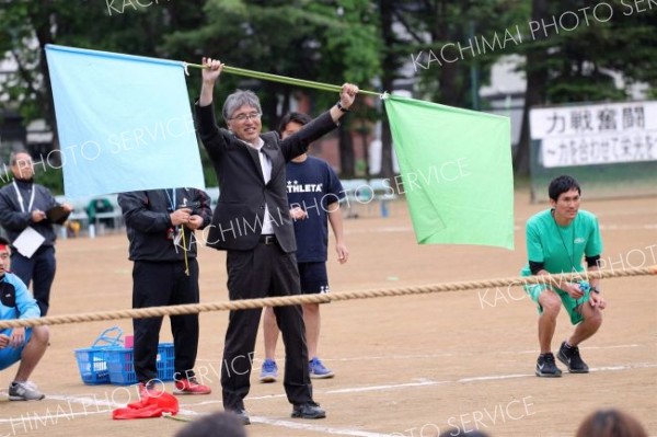 綱引きで審判を務める山田校長（１日、帯広第五中学校。長尾悦郎通信員撮影）