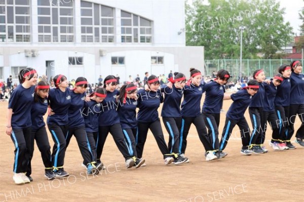 クラスメートと息を合わせて競技に取り組む３年生（１日、帯広第五中学校。長尾悦郎通信員撮影）