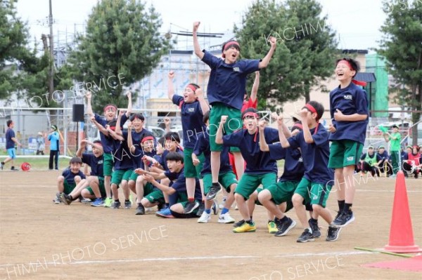 種目１位になり、喜ぶ生徒（１日、帯広第五中学校。長尾悦郎通信員撮影）