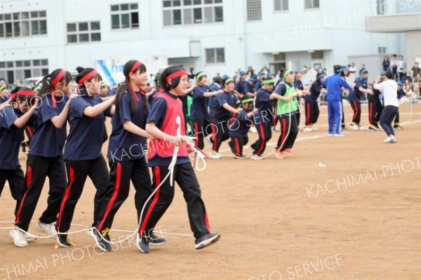 息を合わせてムカデ競走に取り組む２年女子（１日、帯広第五中学校。長尾悦郎通信員撮影）