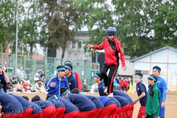 「川下り」に取り組む生徒（１日、帯広第五中学校。長尾悦郎通信員撮影）