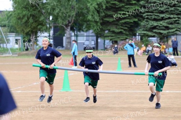 息を合わせて競技に取り組む生徒（１日、帯広第五中学校。長尾悦郎通信員撮影）