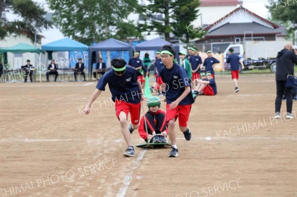 「ばん馬」に取り組む生徒（１日、帯広第五中学校。長尾悦郎通信員撮影）