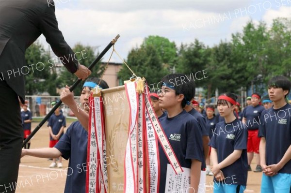 優勝旗を受け取る生徒（１日、帯広第五中学校。長尾悦郎通信員撮影）