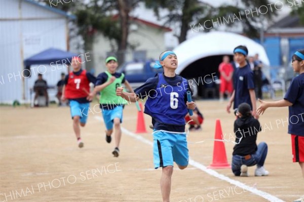 「学級対抗全員リレー」でゴールテープを切る３年生（１日、帯広第五中学校。長尾悦郎通信員撮影）