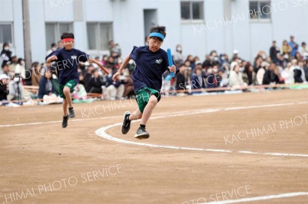 「学級対抗全員リレー」で懸命に走る生徒（１日、帯広第五中学校。長尾悦郎通信員撮影）